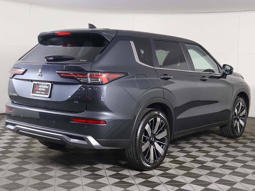 New 2025 Mitsubishi Outlander SE image 12