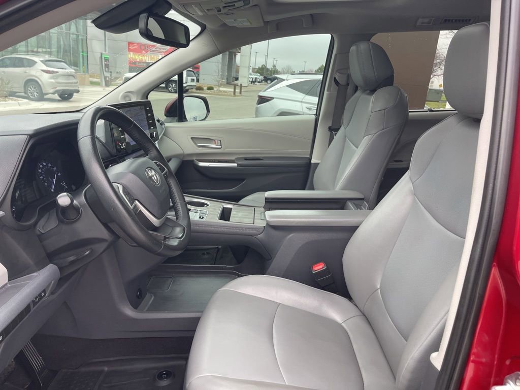 Used 2021 Toyota Sienna XLE w/ XLE Plus Package image 4