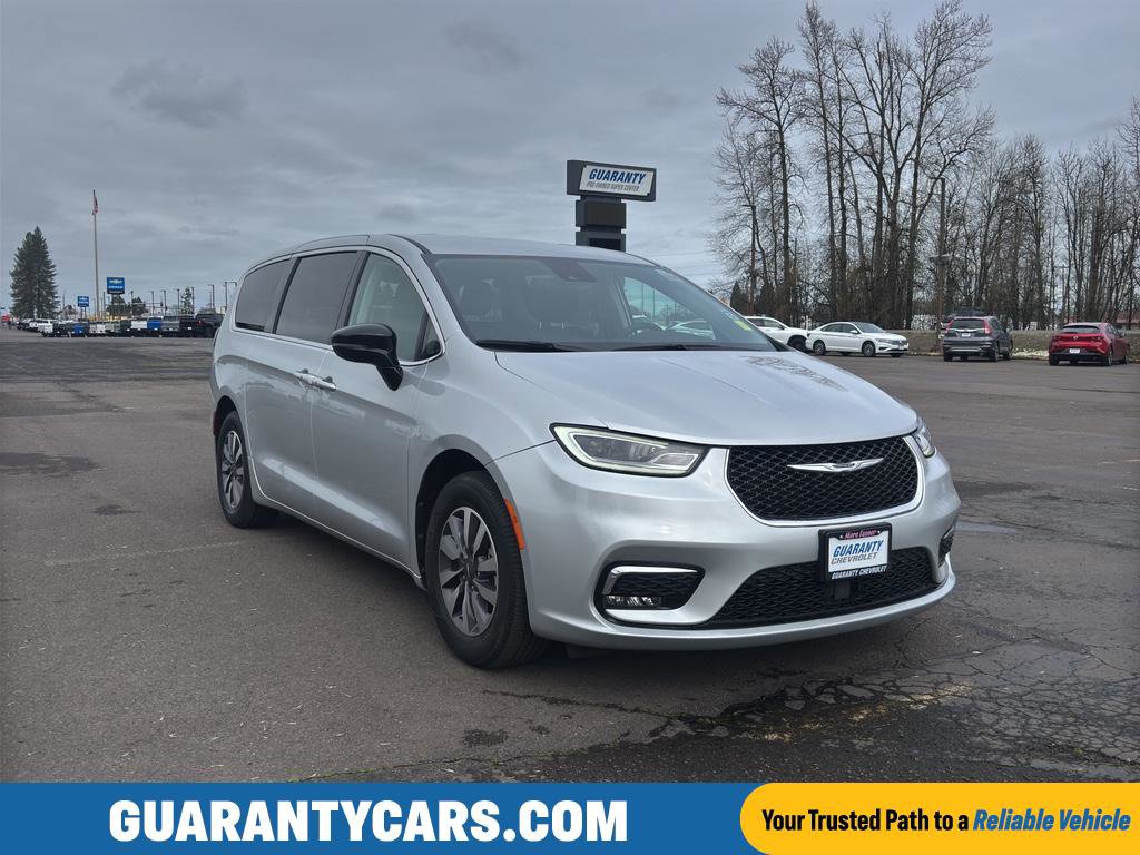 Used 2024 Chrysler Pacifica Select