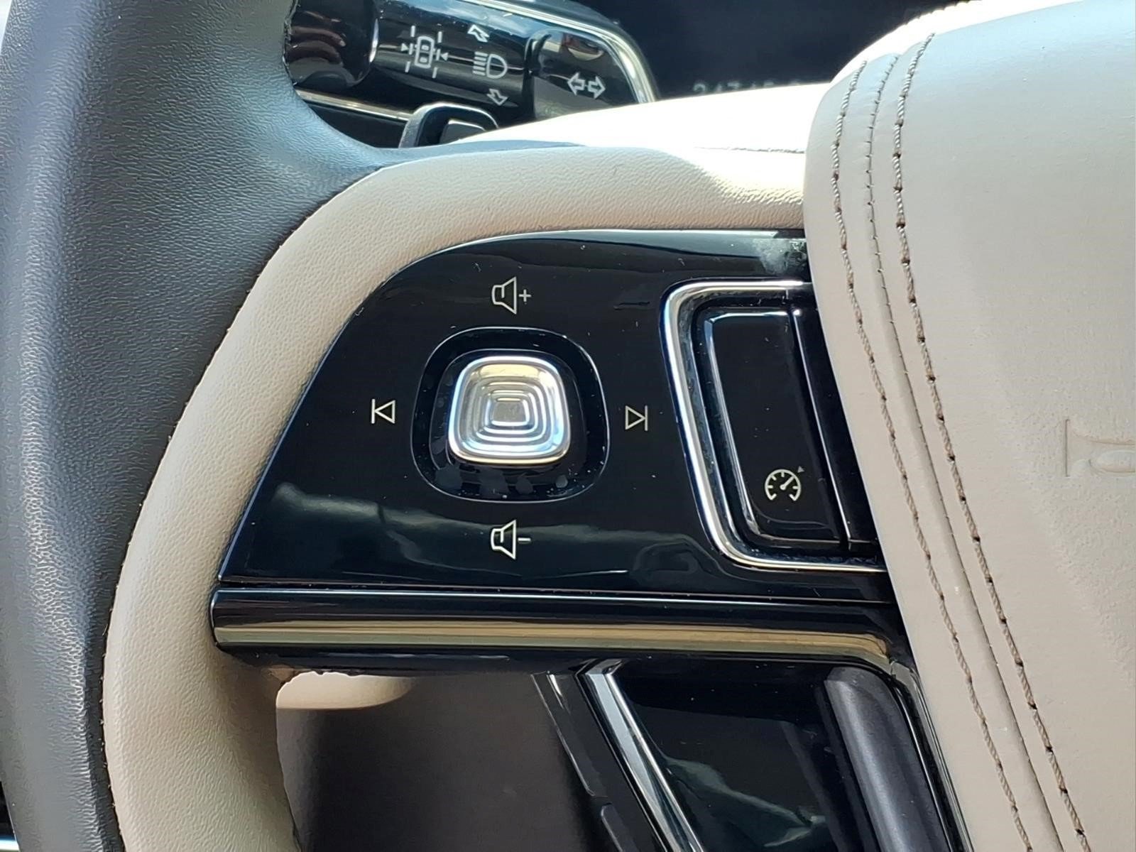 Certified 2024 Lincoln Aviator AWD w/ Premium Package image 11