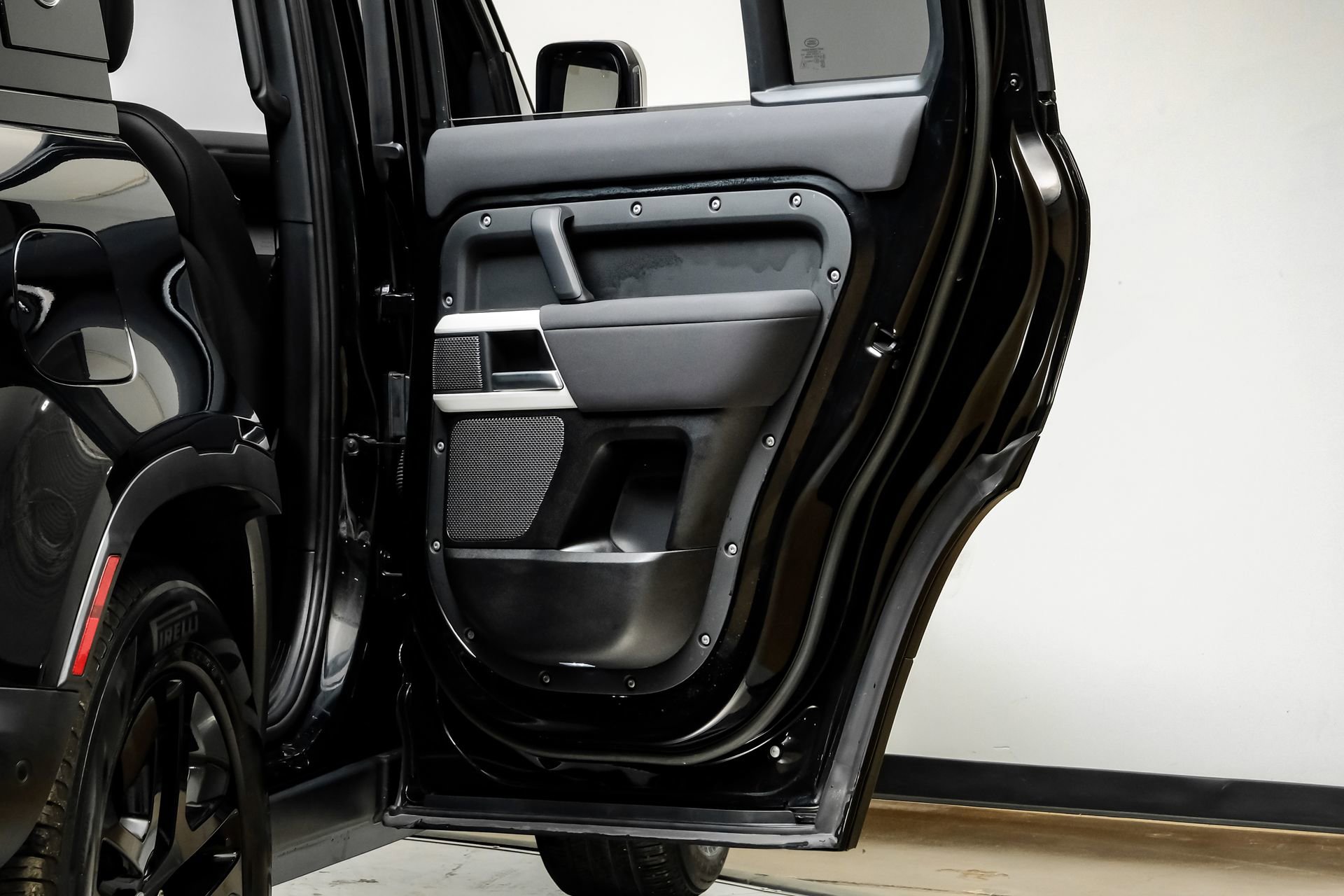 Used 2023 Land Rover Defender 110 SE image 48