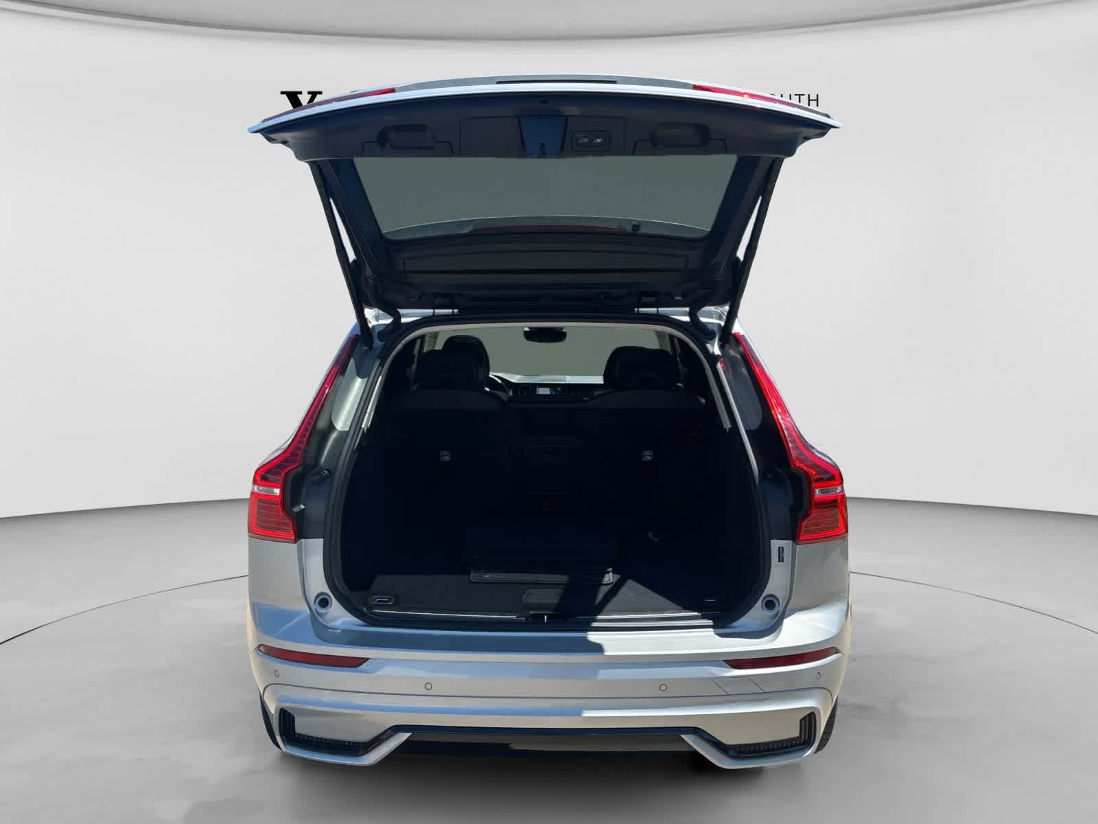 Used 2025 Volvo XC60 B5 Plus AWD/4WD image 6