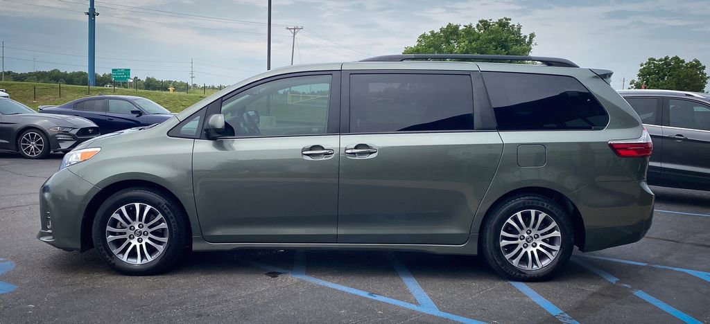 Used 2019 Toyota Sienna XLE w/ XLE Navigation Package FWD image 6