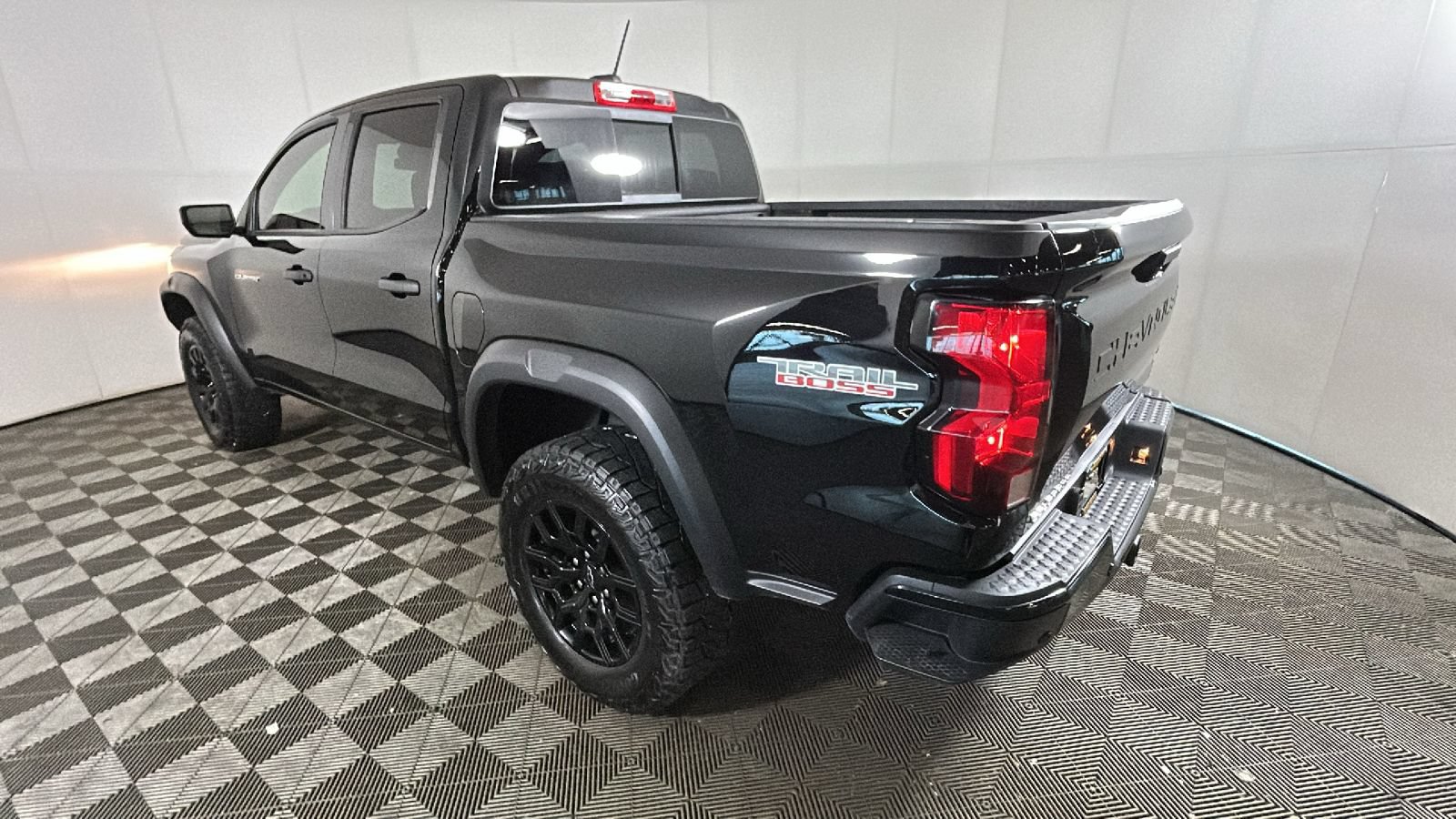Used 2024 Chevrolet Colorado Trail Boss w/ Safety Package AWD/4WD image 5