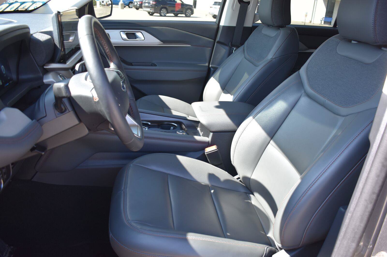 Used 2025 Ford Explorer Active w/ Active Comfort Package AWD/4WD image 23