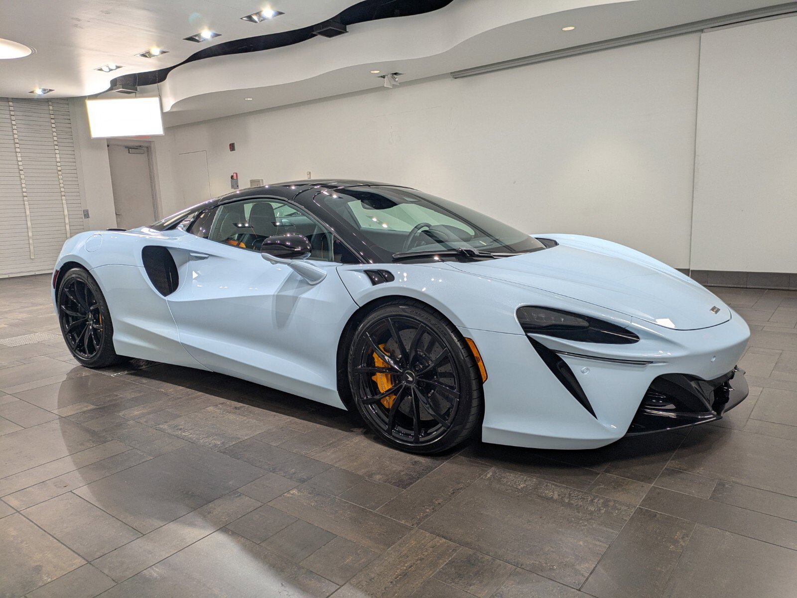 Used 2025 McLaren Artura Spider image 22