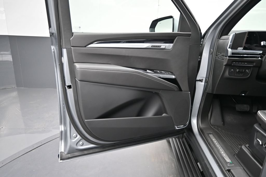 New 2026 Cadillac Escalade Sport w/ LPO, ONYX Package AWD/4WD image 9