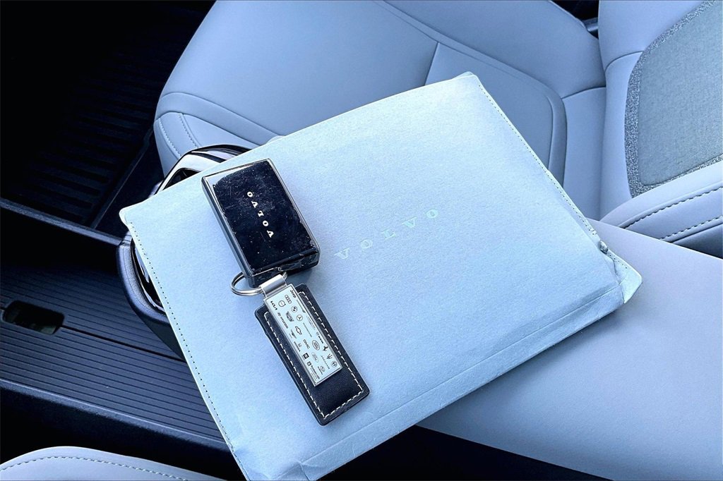 Used 2025 Volvo EX30 Plus w/ Climate Package image 34