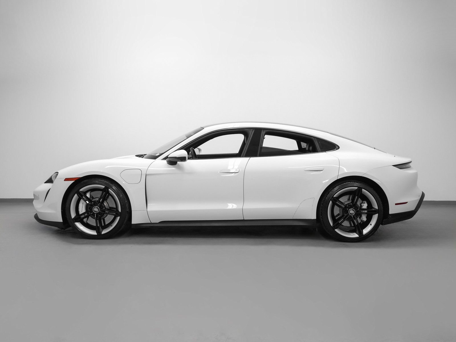 Certified 2022 Porsche Taycan image 2