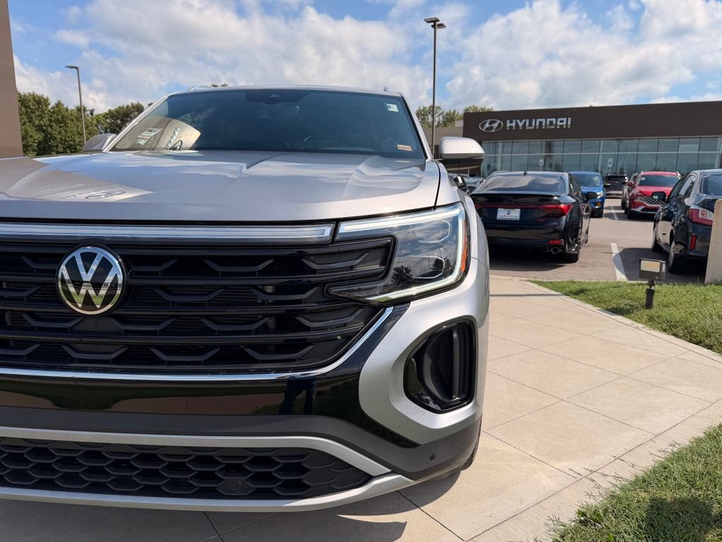 Used 2024 Volkswagen Atlas Cross Sport SE AWD/4WD image 14