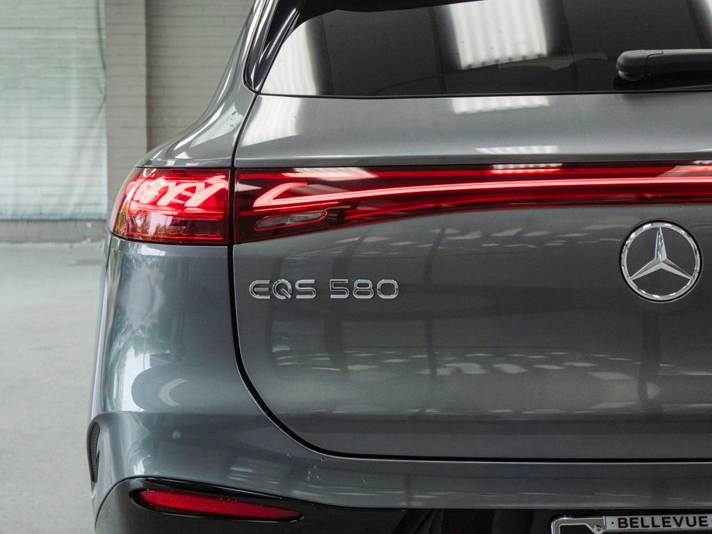 Used 2023 Mercedes-Benz EQS 580 4MATIC SUV w/ Exclusive Trim Package image 32