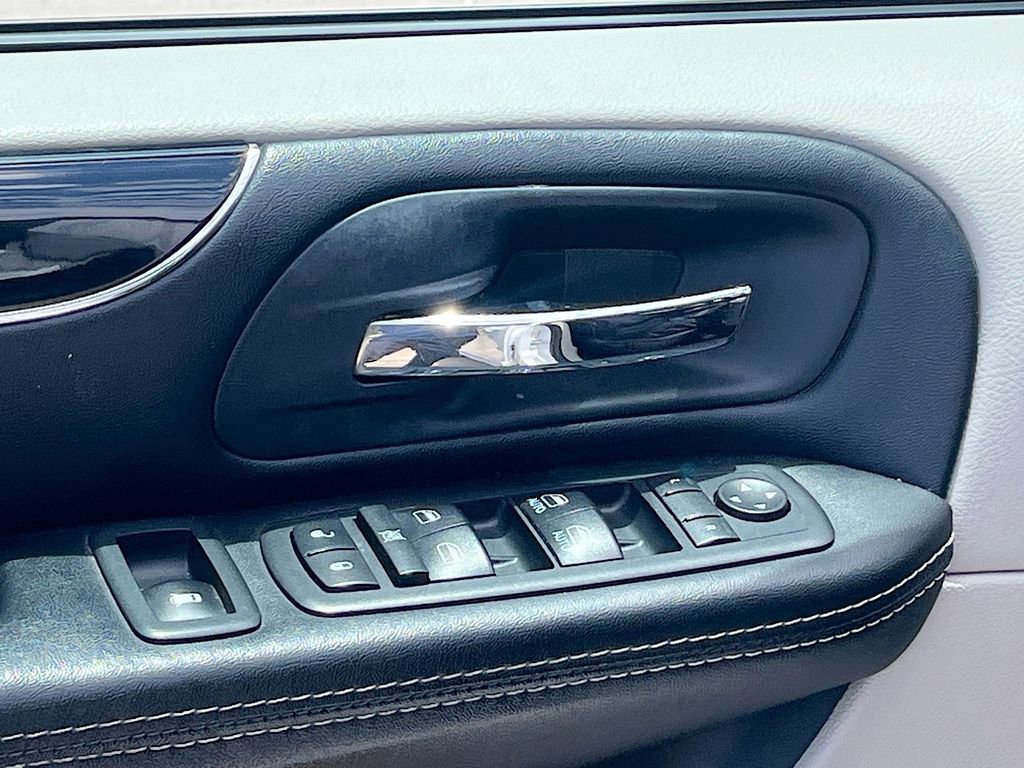 Used 2019 Dodge Grand Caravan SXT FWD image 17