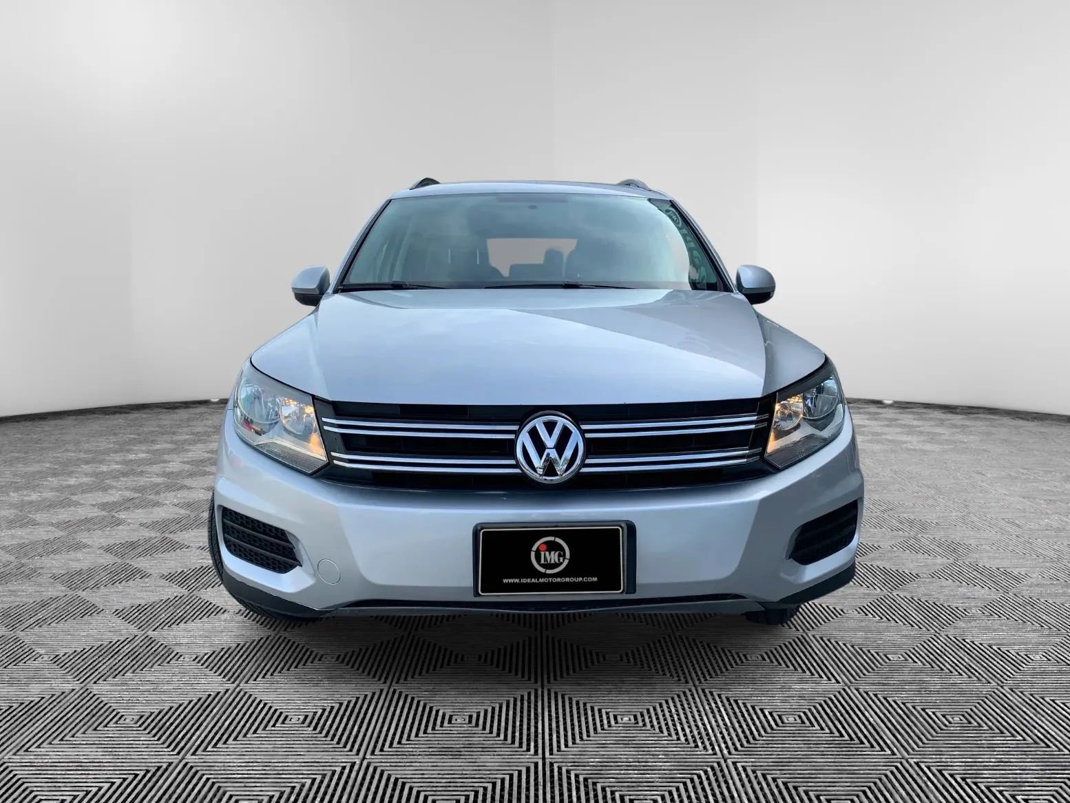 Used 2015 Volkswagen Tiguan S image 3