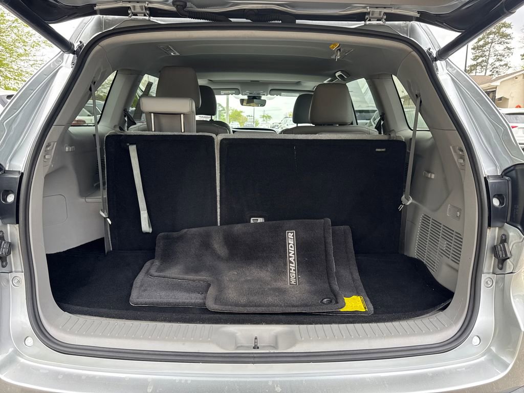 Used 2019 Toyota Highlander XLE FWD image 18