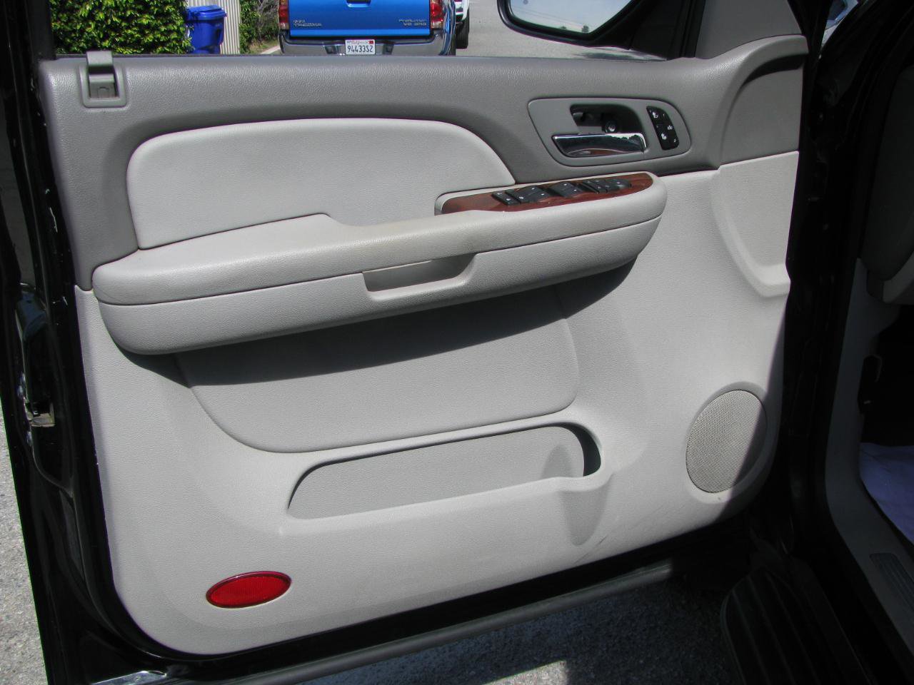 Used 2007 Chevrolet Suburban LTZ w/ LTZ Preferred Equipment Group AWD/4WD image 10