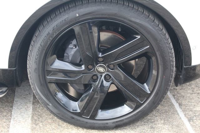 Used 2025 Land Rover Discovery Dynamic SE image 9