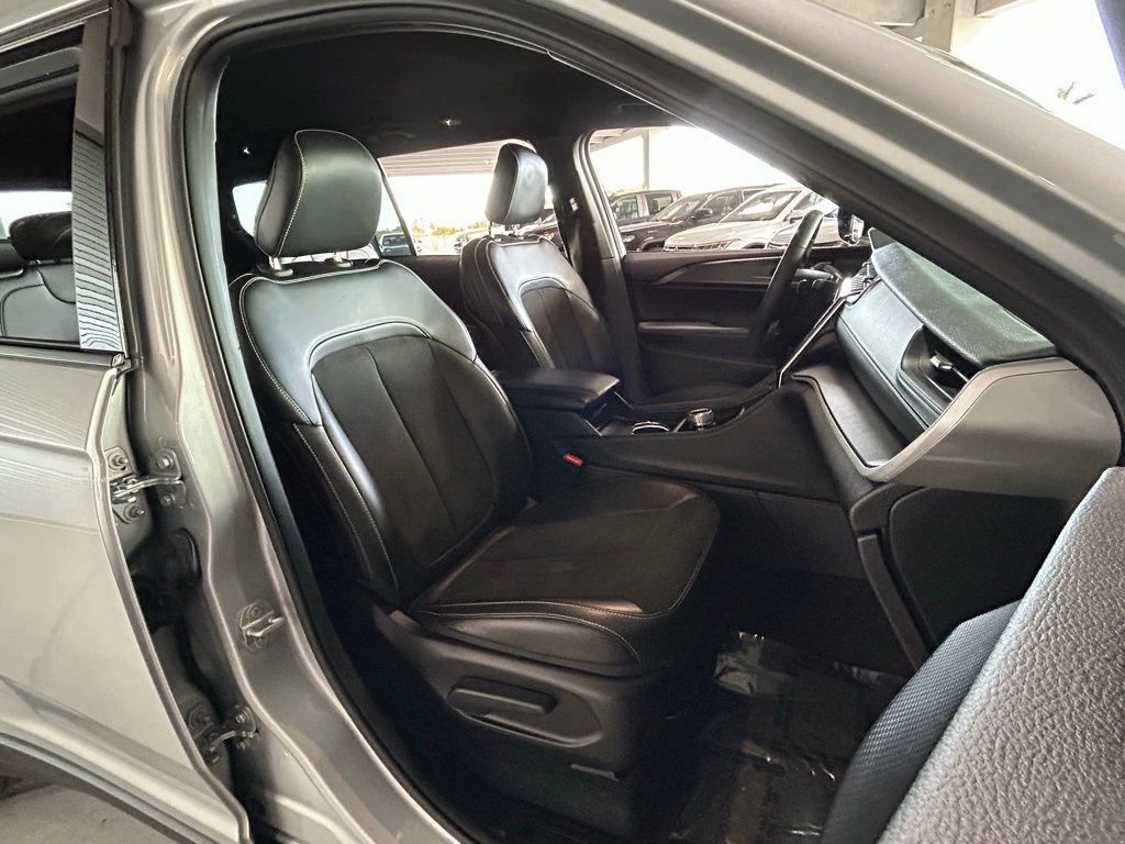 Used 2023 Jeep Grand Cherokee L Laredo image 13