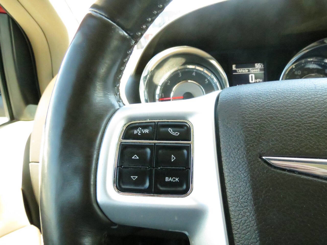 Used 2015 Chrysler Town & Country Touring-L w/ Driver Convenience Group FWD image 14