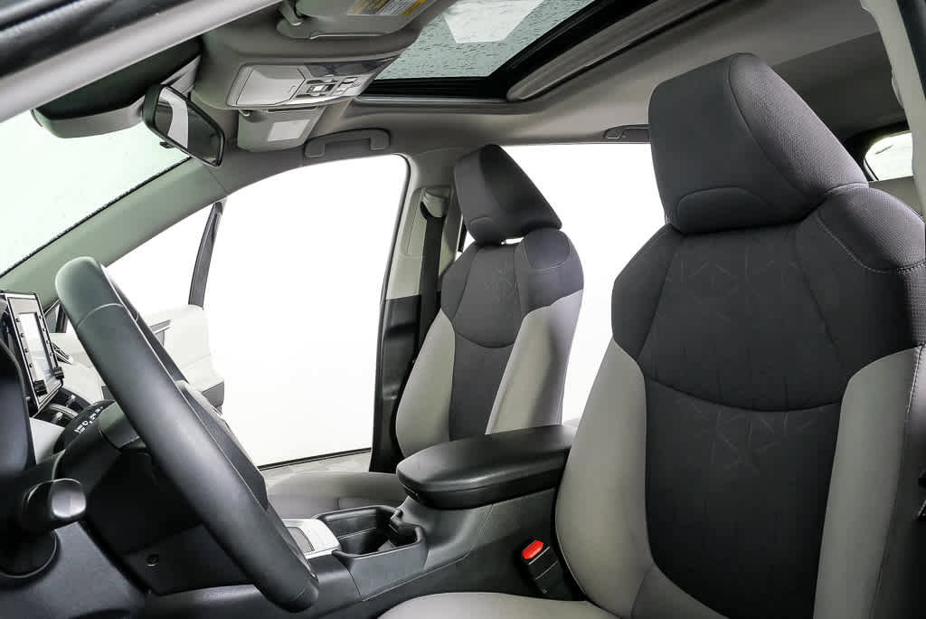Used 2021 Toyota RAV4 XLE w/ Convenience Package image 5