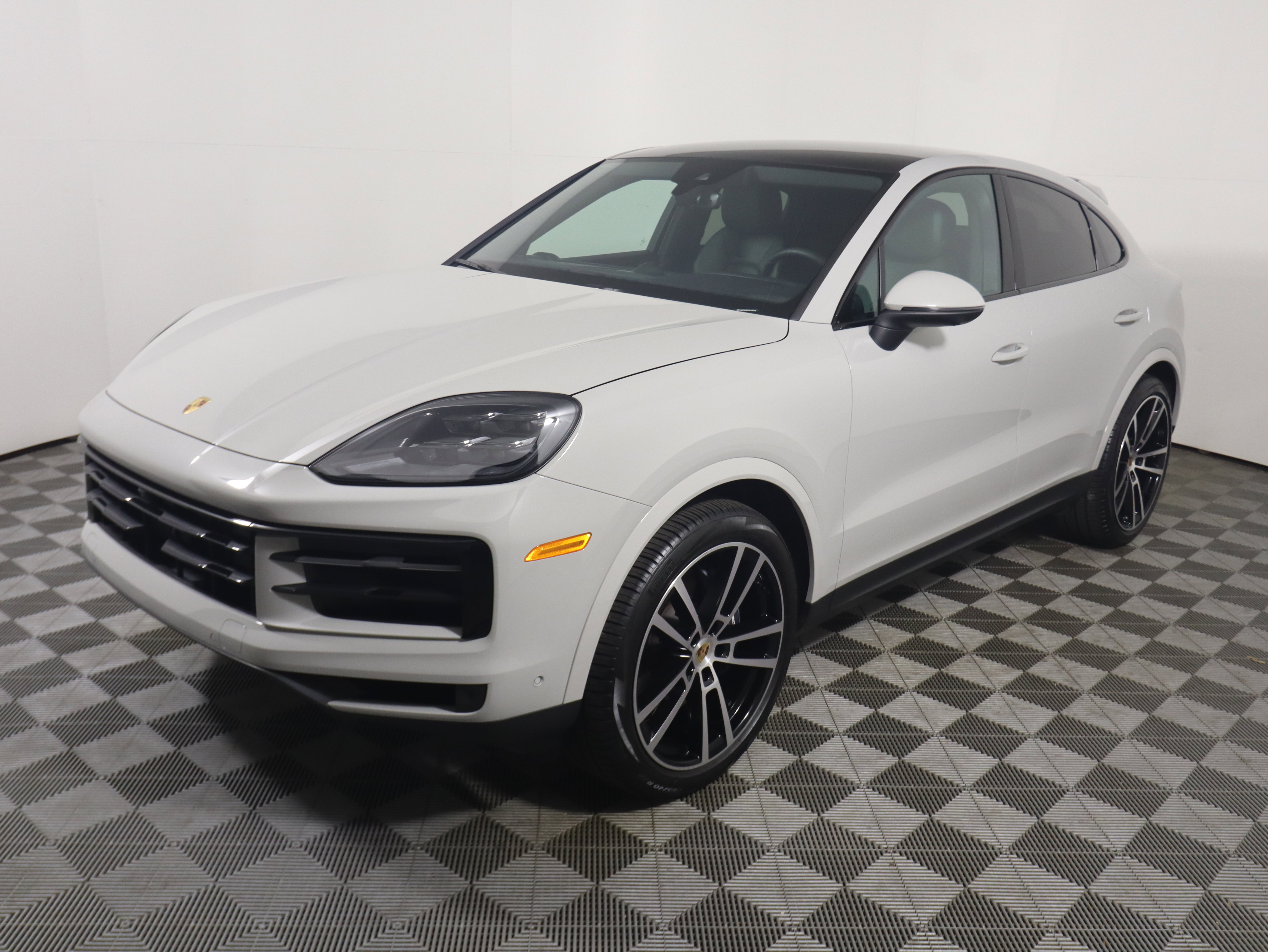 Used 2025 Porsche Cayenne Coupe image 11