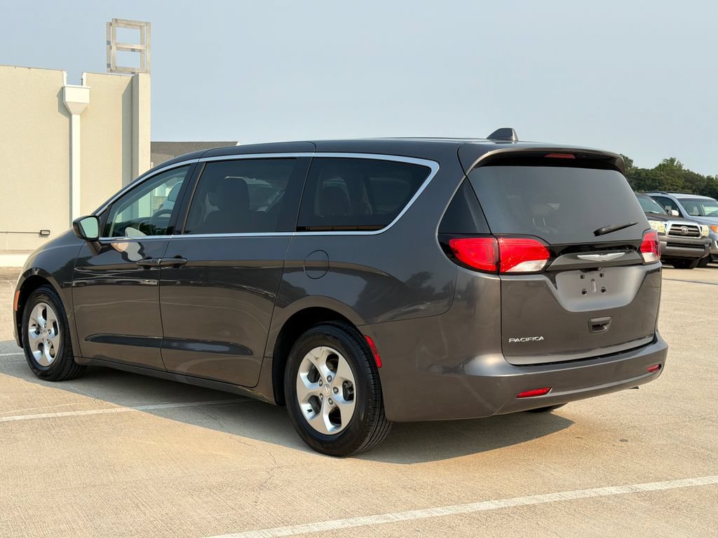 Used 2017 Chrysler Pacifica LX w/ Tire & Wheel Group FWD image 3