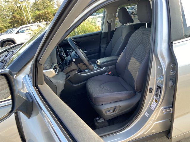 Used 2023 Toyota Highlander LE AWD/4WD image 18