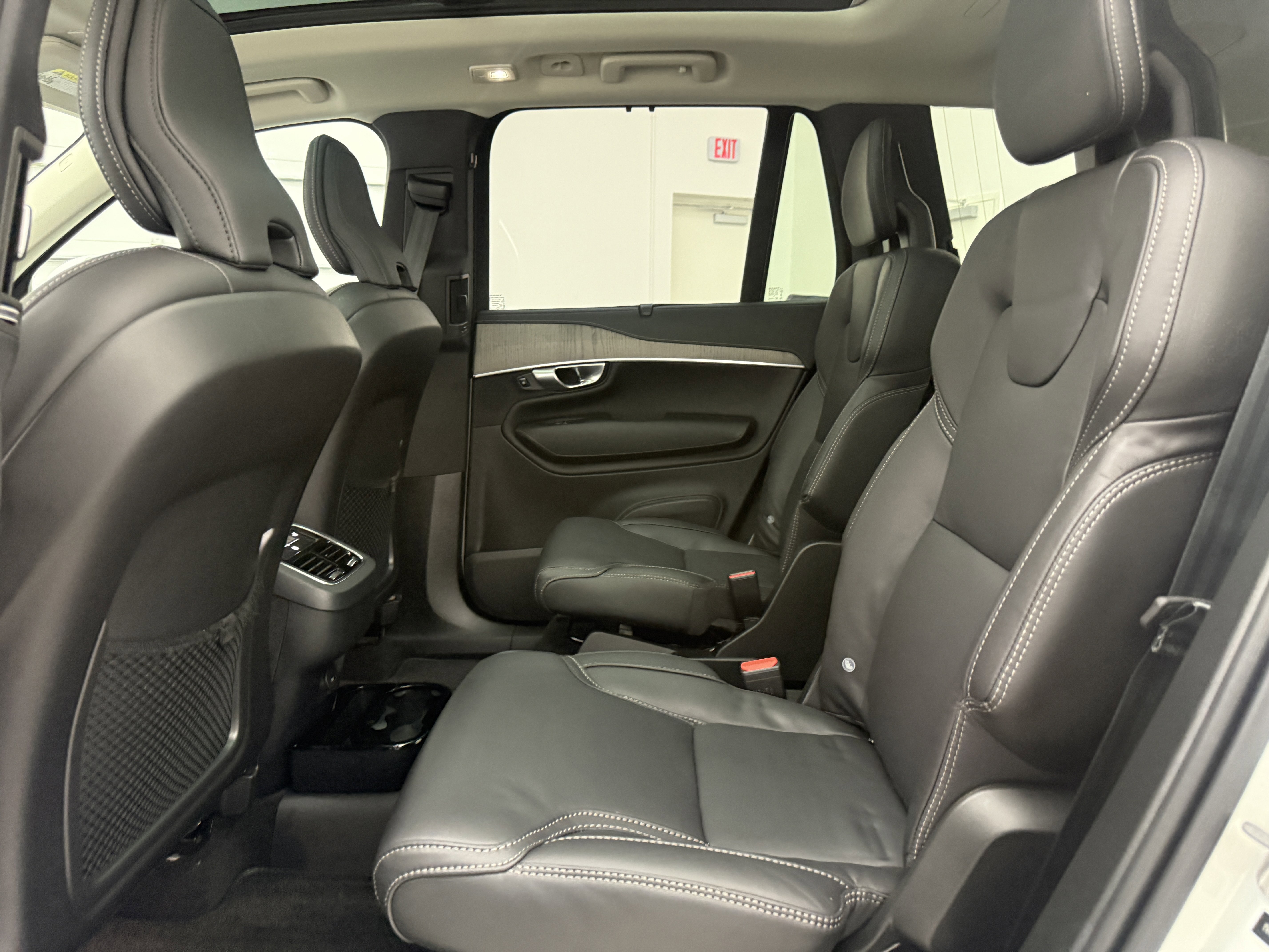 Certified 2024 Volvo XC90 B6 Ultimate w/ Protection Package Premier image 25