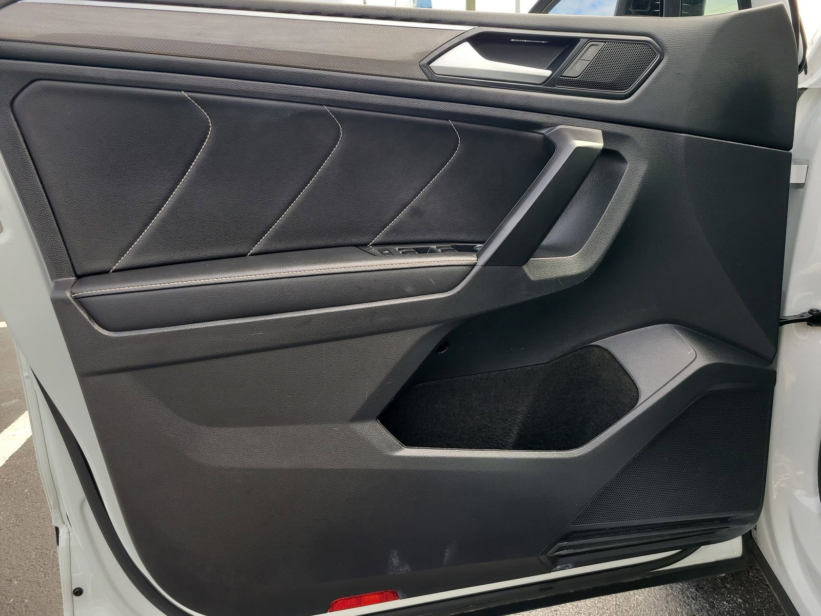 Used 2023 Volkswagen Tiguan SE R-Line image 17