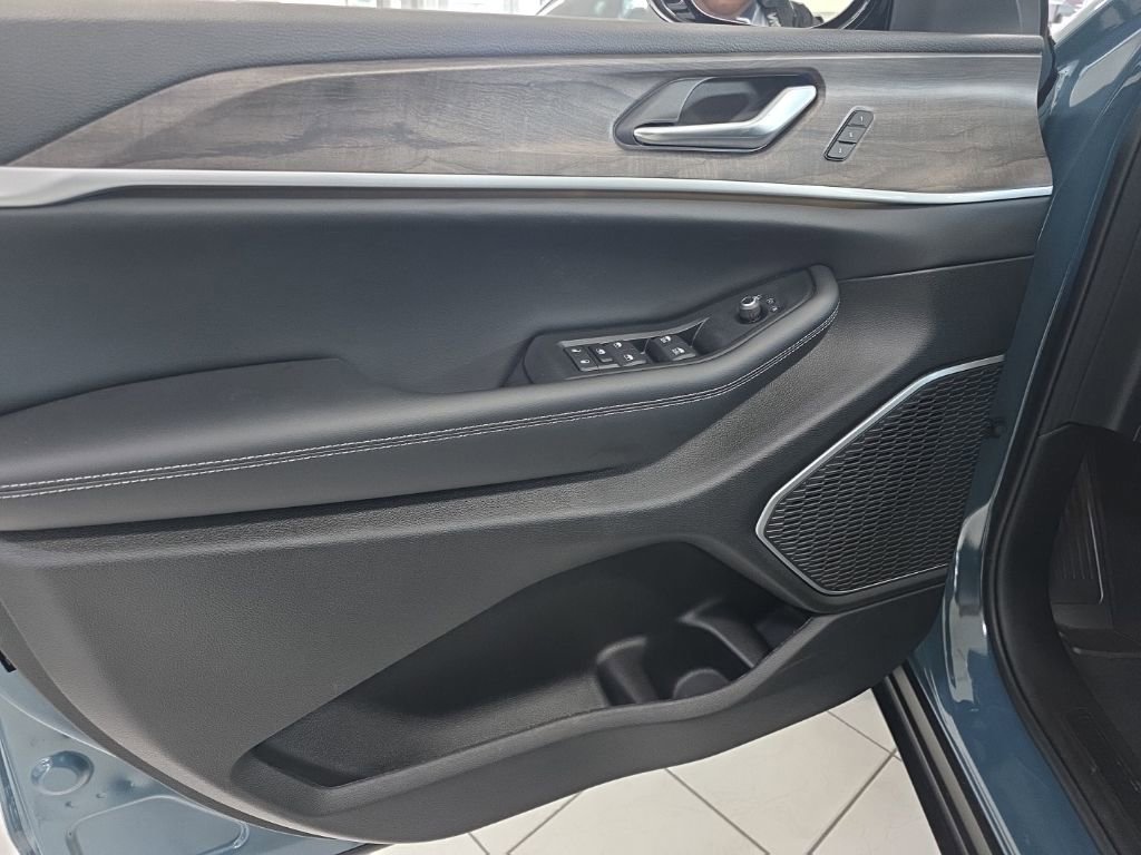 New 2026 Jeep Grand Cherokee L Limited w/ Limited Altitude Package image 13