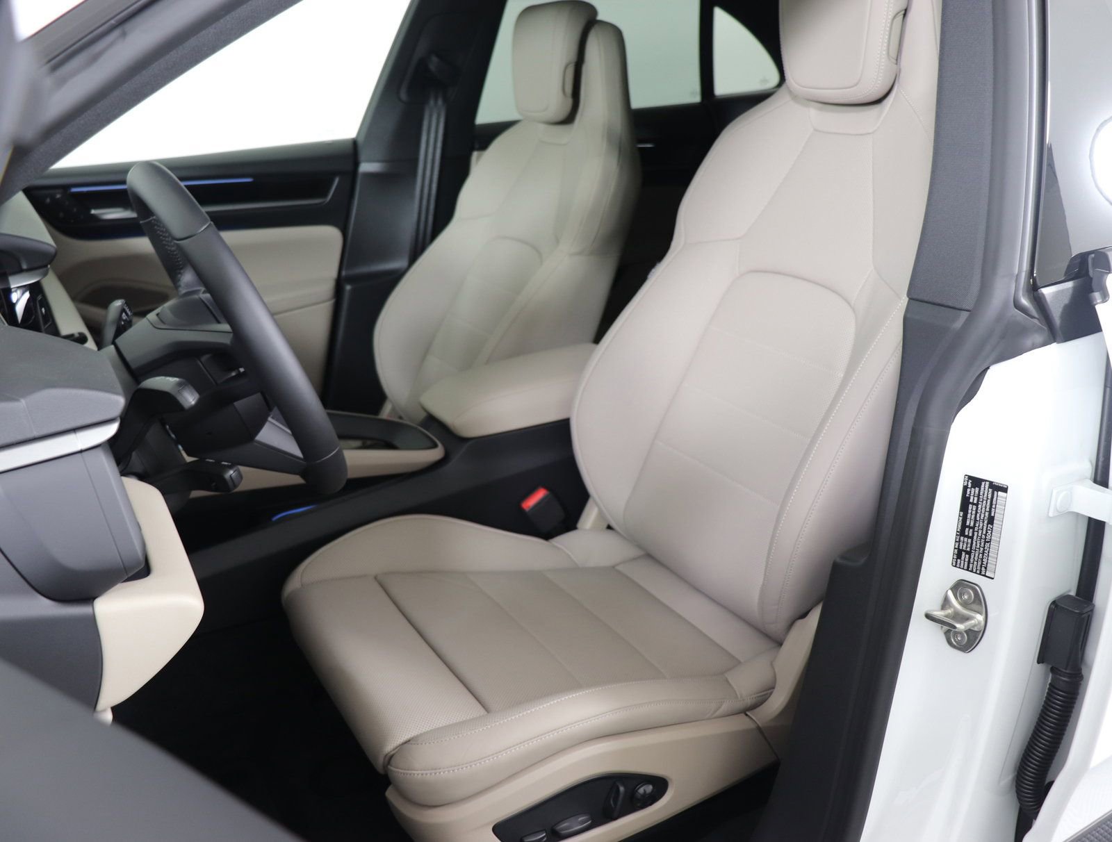 Certified 2025 Porsche Macan 4S Electric image 5