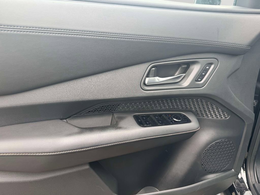 Used 2024 Nissan Ariya AWD image 15