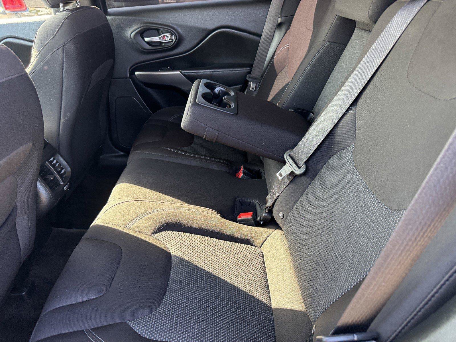Used 2019 Jeep Cherokee Latitude w/ Popular Appearance Group FWD image 12