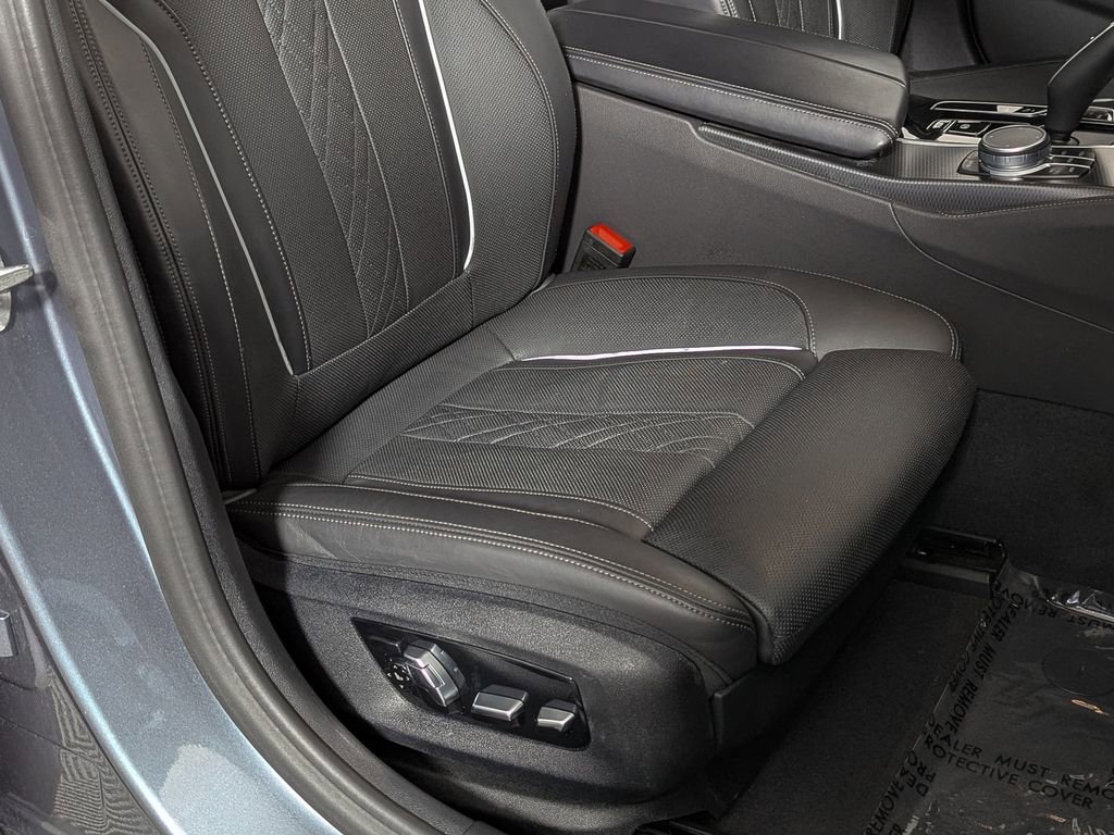 Used 2021 BMW M550i xDrive image 28
