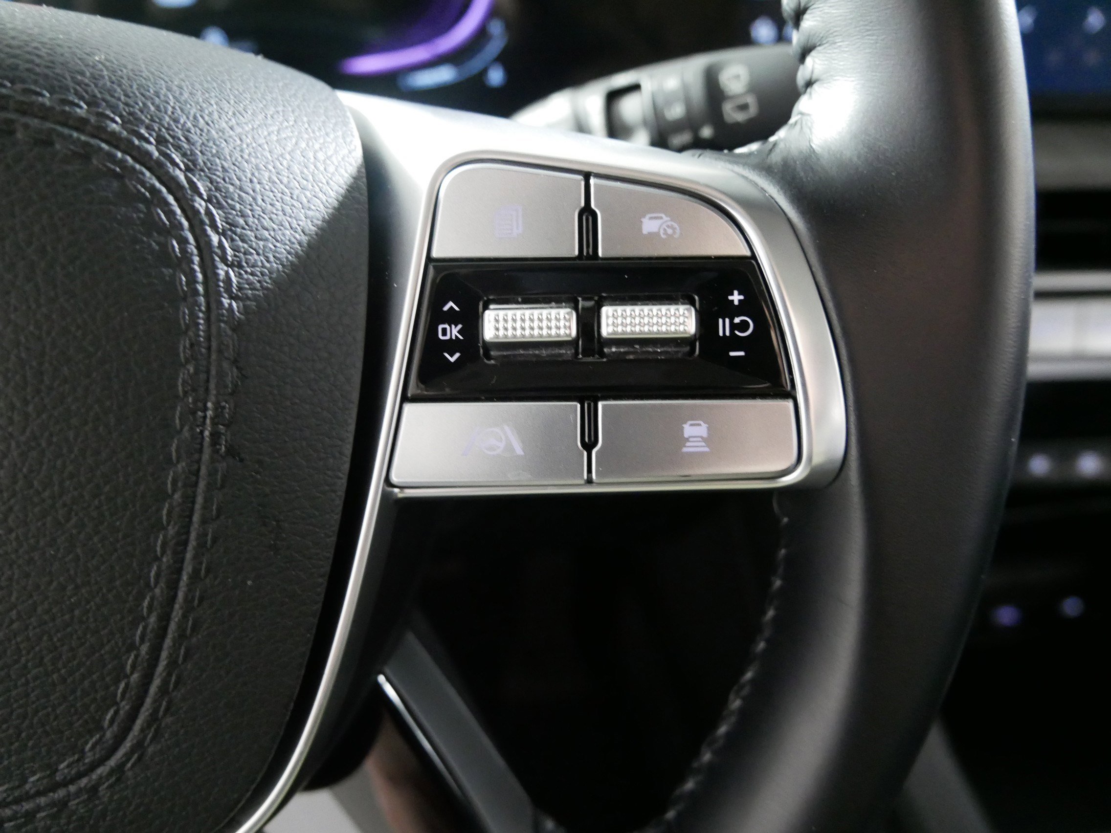 Used 2024 Kia Telluride EX w/ EX Captain's Chair Package image 28