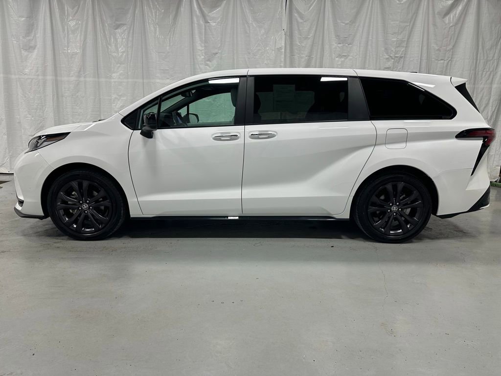 Used 2025 Toyota Sienna XSE image 4
