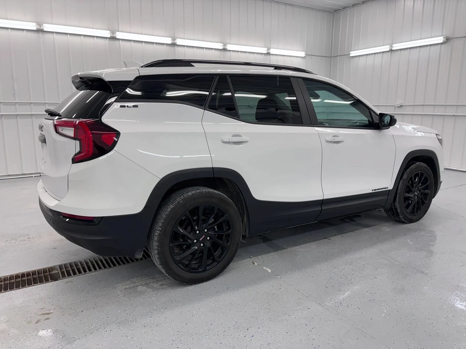 Used 2024 GMC Terrain SLE w/ Elevation Edition FWD image 3