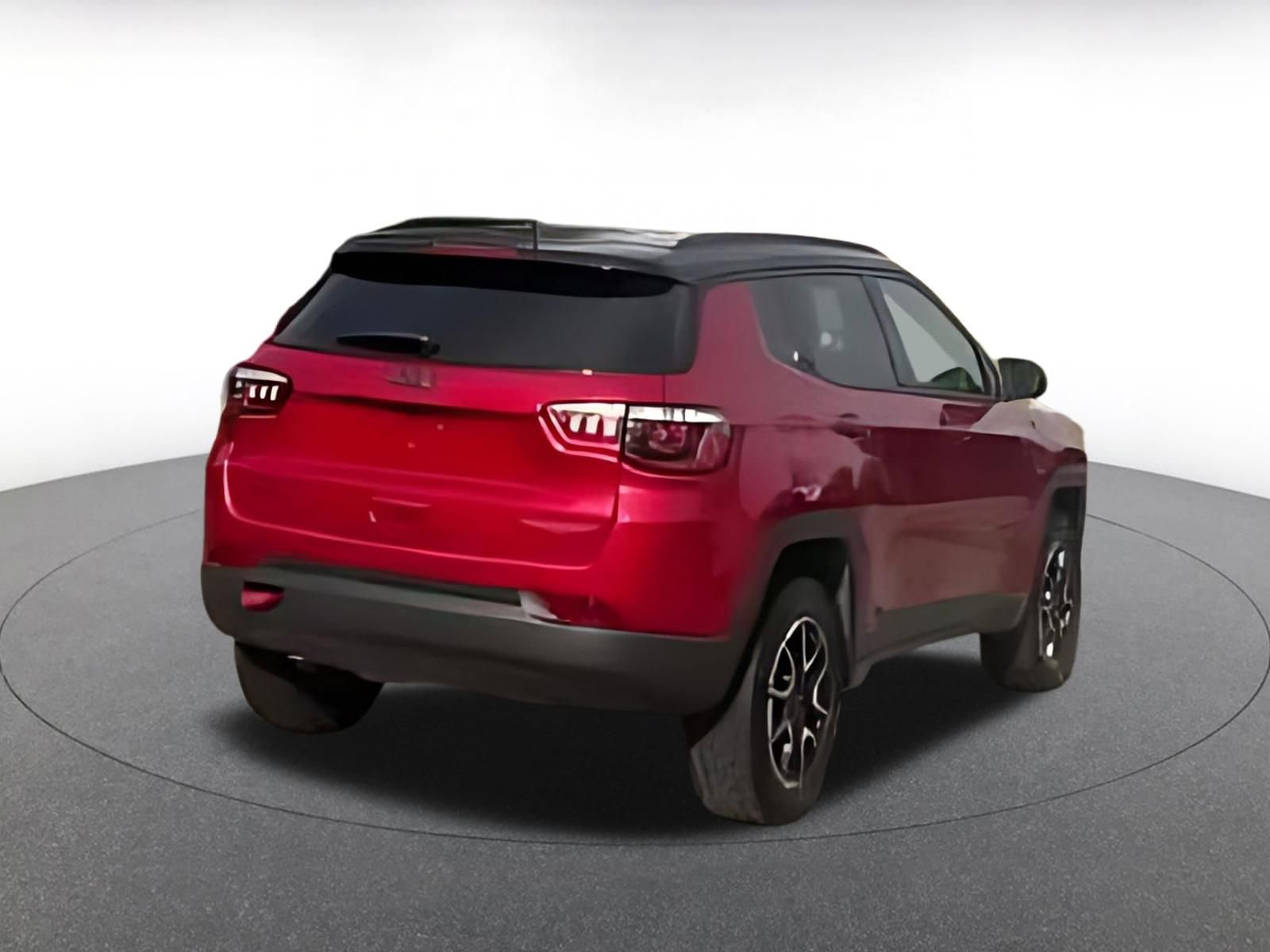 Used 2025 Jeep Compass Trailhawk image 9