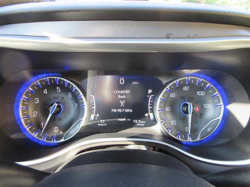 Used 2023 Chrysler Pacifica Touring-L FWD image 16
