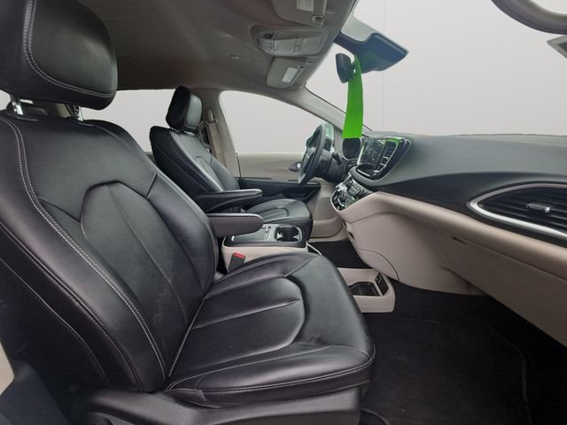 Used 2024 Chrysler Pacifica Touring-L FWD image 15