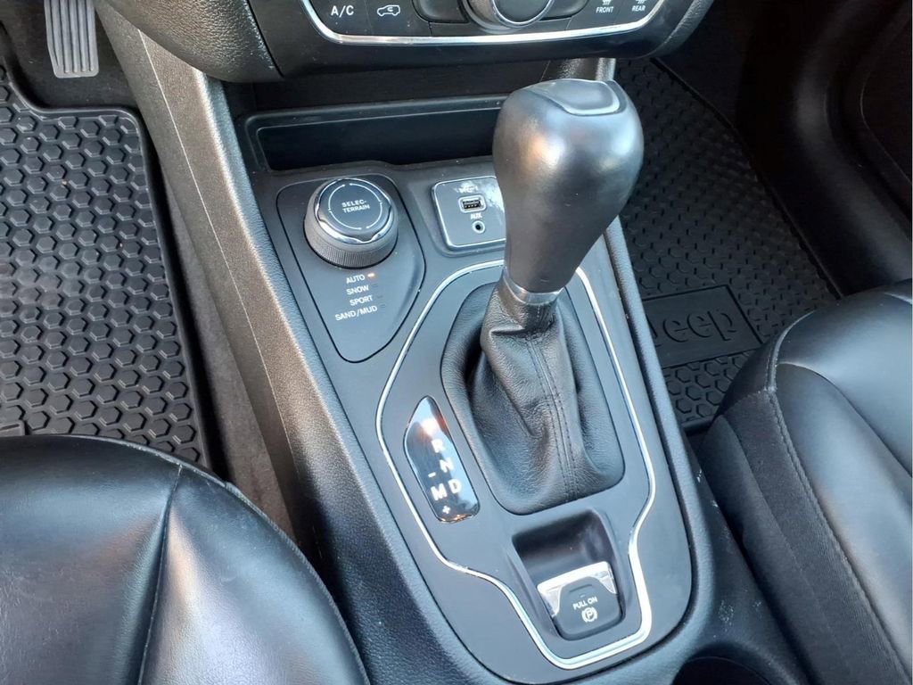 Used 2022 Jeep Cherokee Latitude w/ Sun & Sound Group image 24