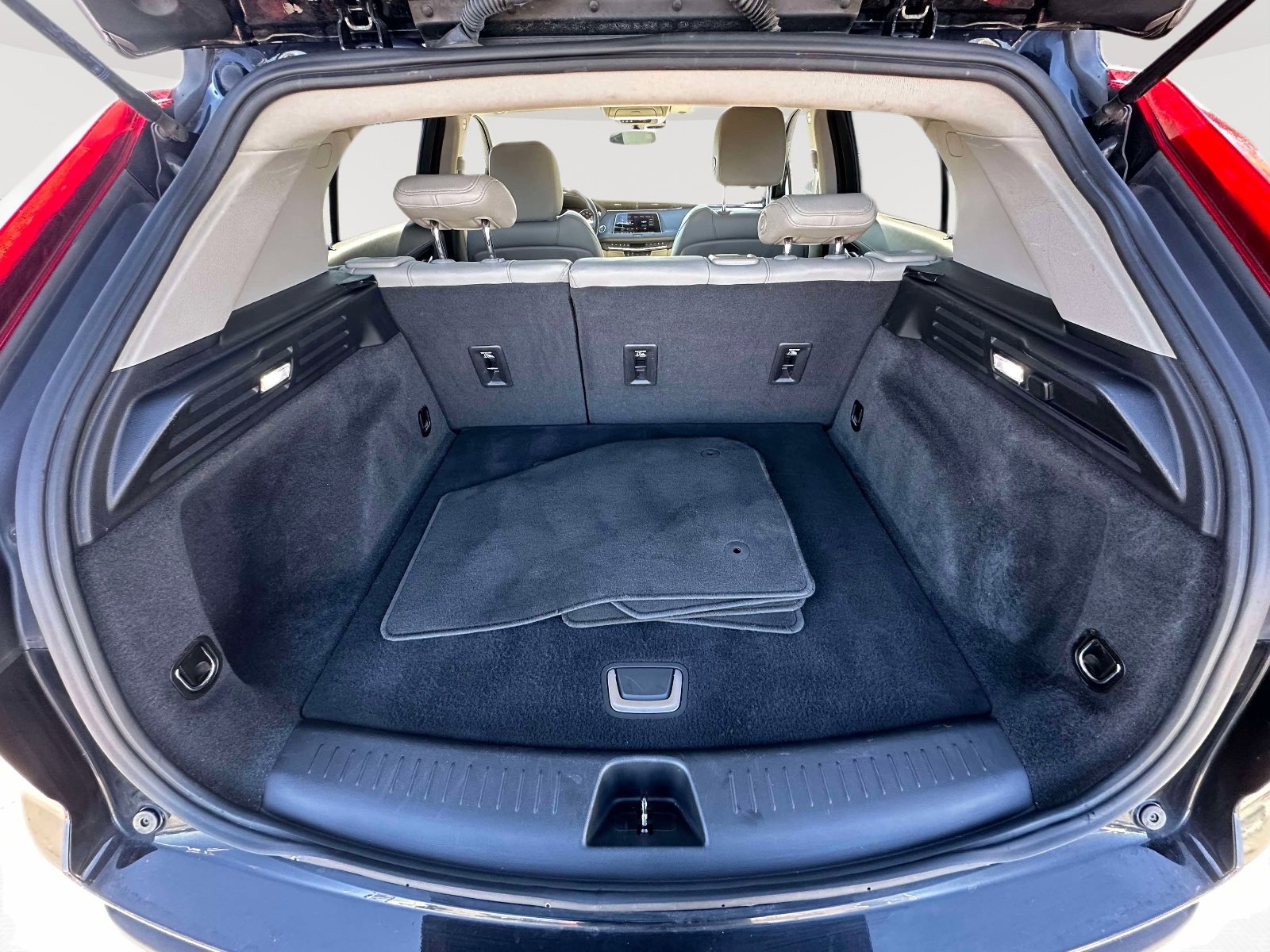 Used 2020 Cadillac XT4 Luxury w/ Cold Weather Package image 36