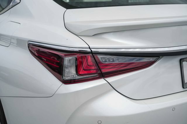 Used 2025 Lexus ES 300h w/ Premium Package FWD image 11