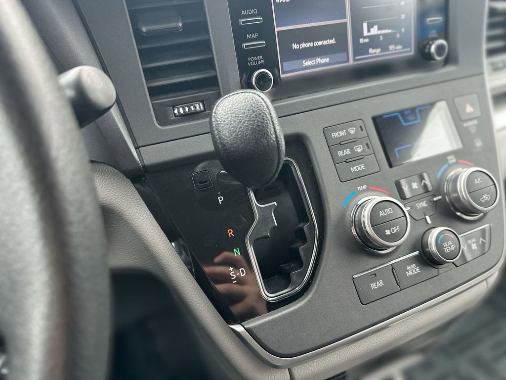 Used 2020 Toyota Sienna L image 19