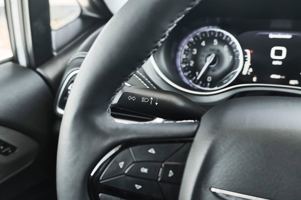 Used 2025 Chrysler Pacifica Limited image 26