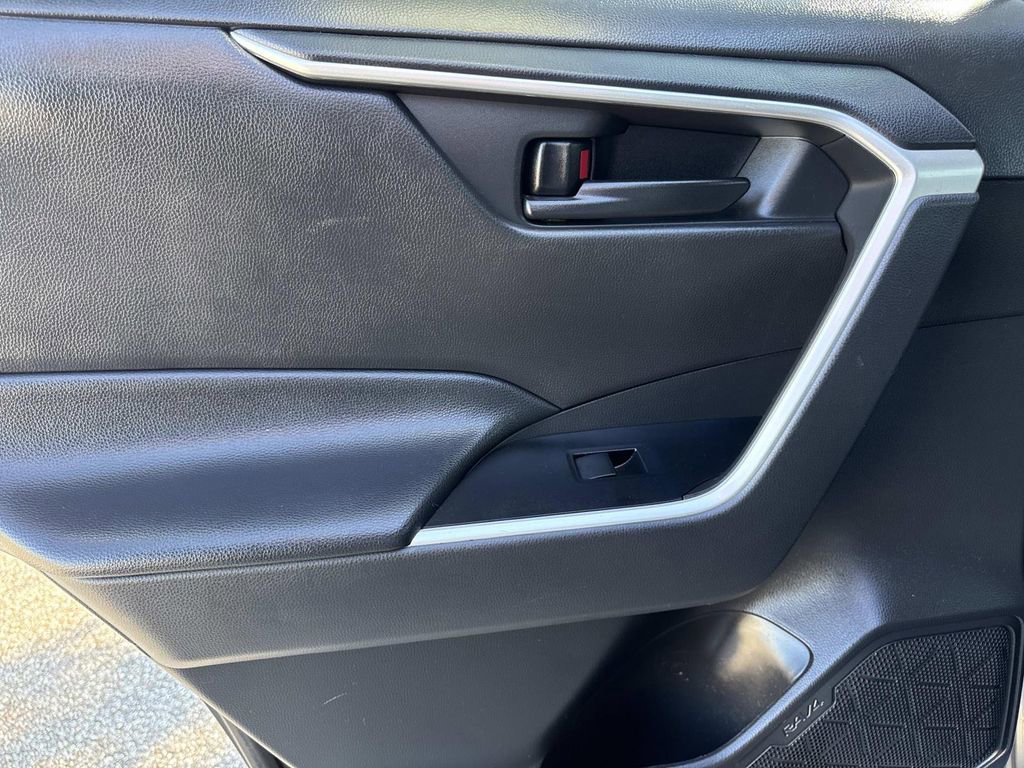 Used 2022 Toyota RAV4 LE image 12