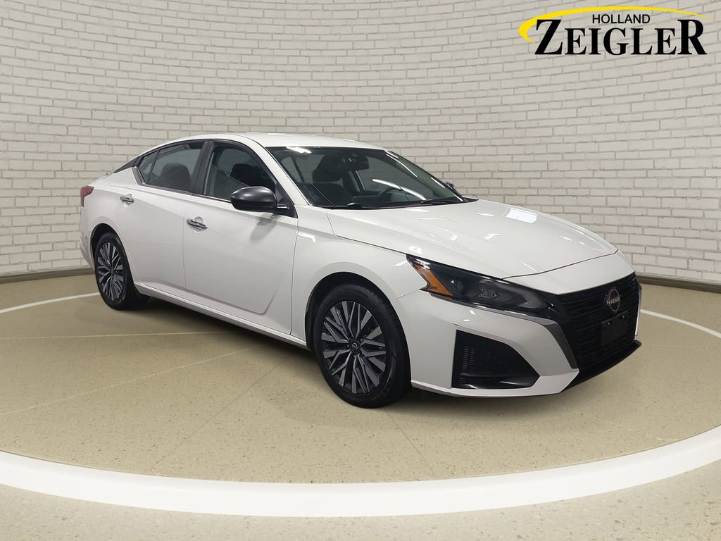 Used 2025 Nissan Altima 2.5 SV FWD image 3