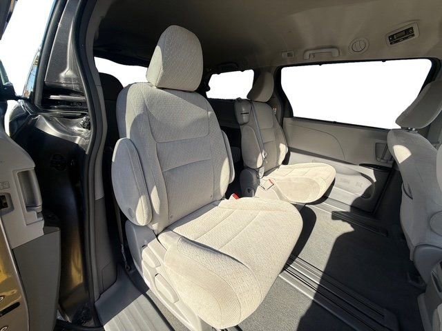 Used 2019 Toyota Sienna LE w/ Carpet Mat Package image 24