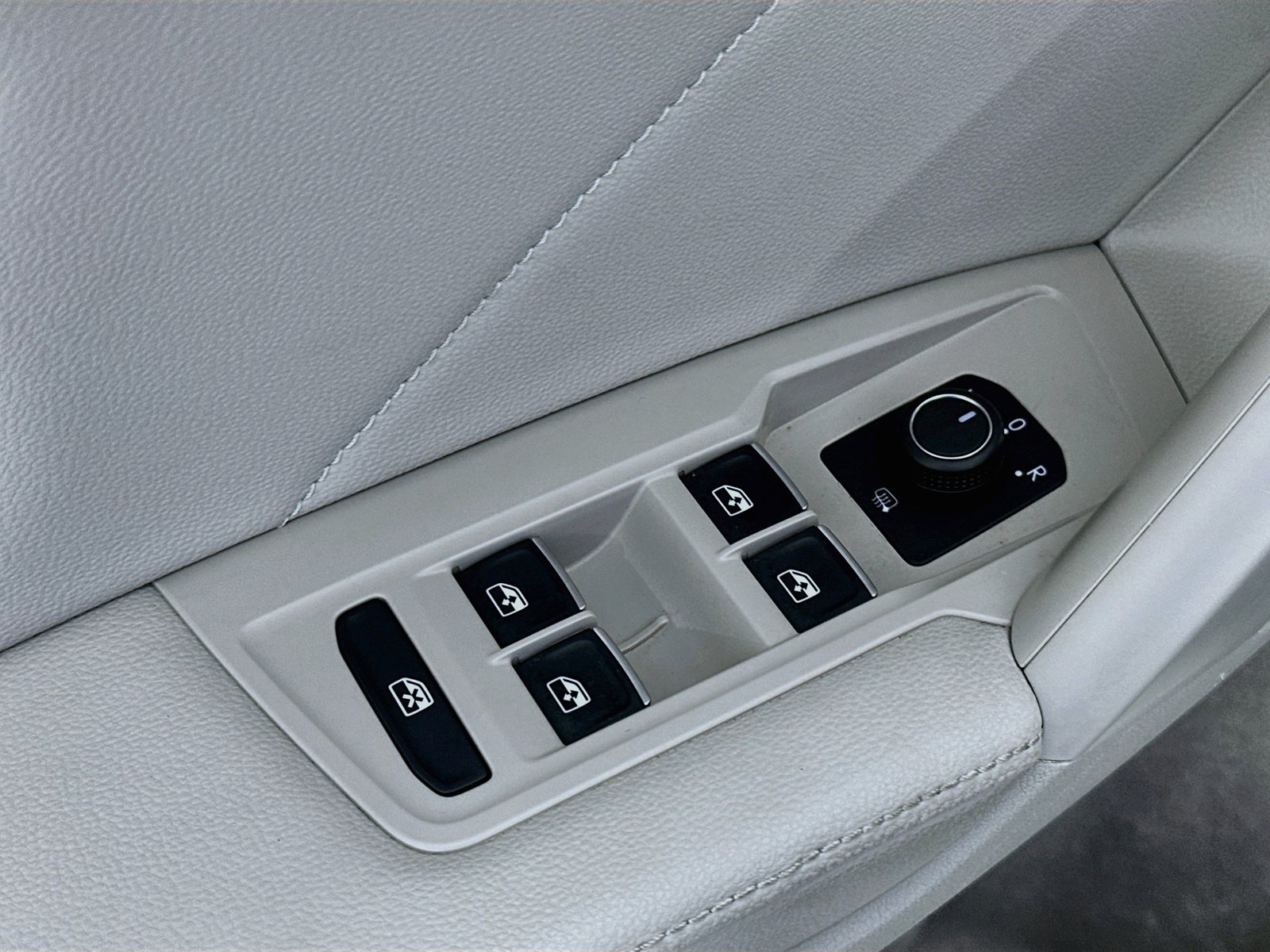 Used 2024 Volkswagen Tiguan SE FWD image 17