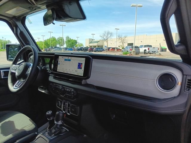 Used 2025 Jeep Wrangler Unlimited Sahara AWD/4WD image 16