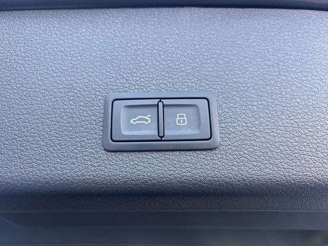 Used 2021 Audi e-tron Prestige w/ Prestige Package image 9